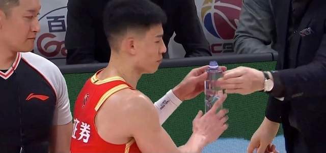 188金宝博体育登录入口-广厦赢球第一奇兵！林秉圣7中5末节送关键5分，赛后王博亲自递水